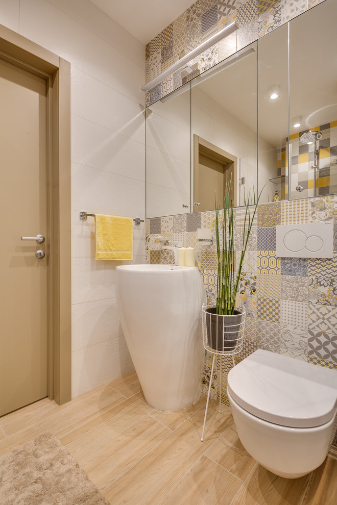 Mittelgroßes Modernes Badezimmer mit Wandtoilette, Sockelwaschbecken und beigem Boden in Osaka