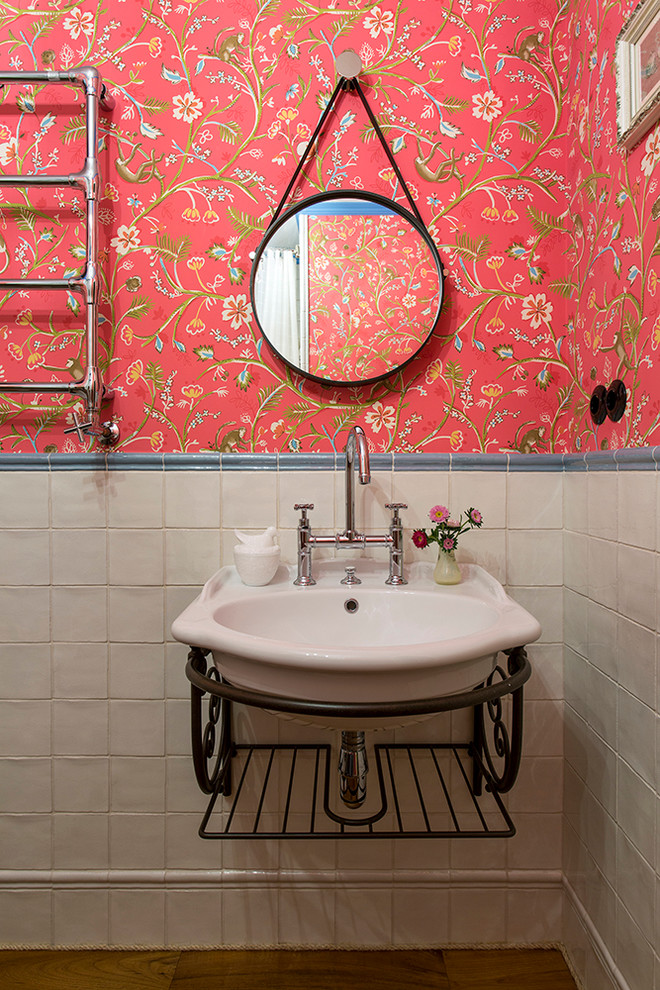 Пример оригинального дизайна: ванная комната в викторианском стиле с белой плиткой, красными стенами и темным паркетным полом