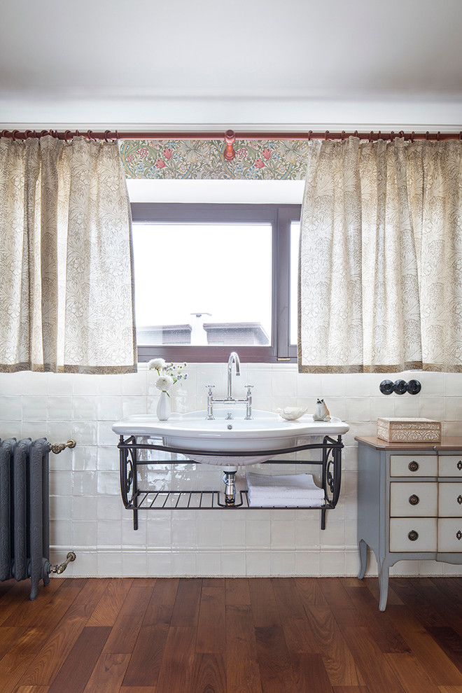 На фото: ванная комната в викторианском стиле с белой плиткой и подвесной раковиной с