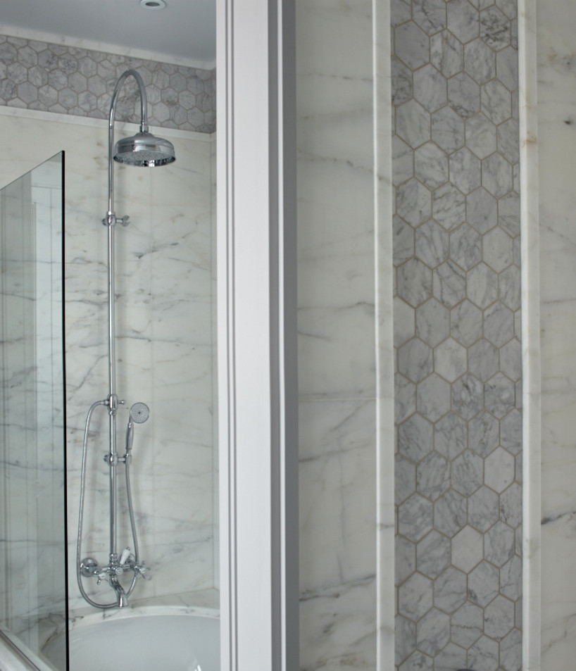Идея дизайна: главная ванная комната в классическом стиле с ванной в нише, серой плиткой, каменной плиткой и душем над ванной
