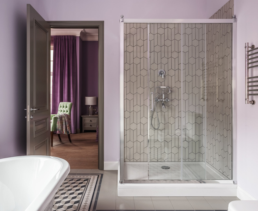 Пример оригинального дизайна: большая главная ванная комната в стиле неоклассика (современная классика) с серой плиткой, каменной плиткой, полом из керамической плитки, разноцветным полом, угловым душем, фиолетовыми стенами и душем с раздвижными дверями