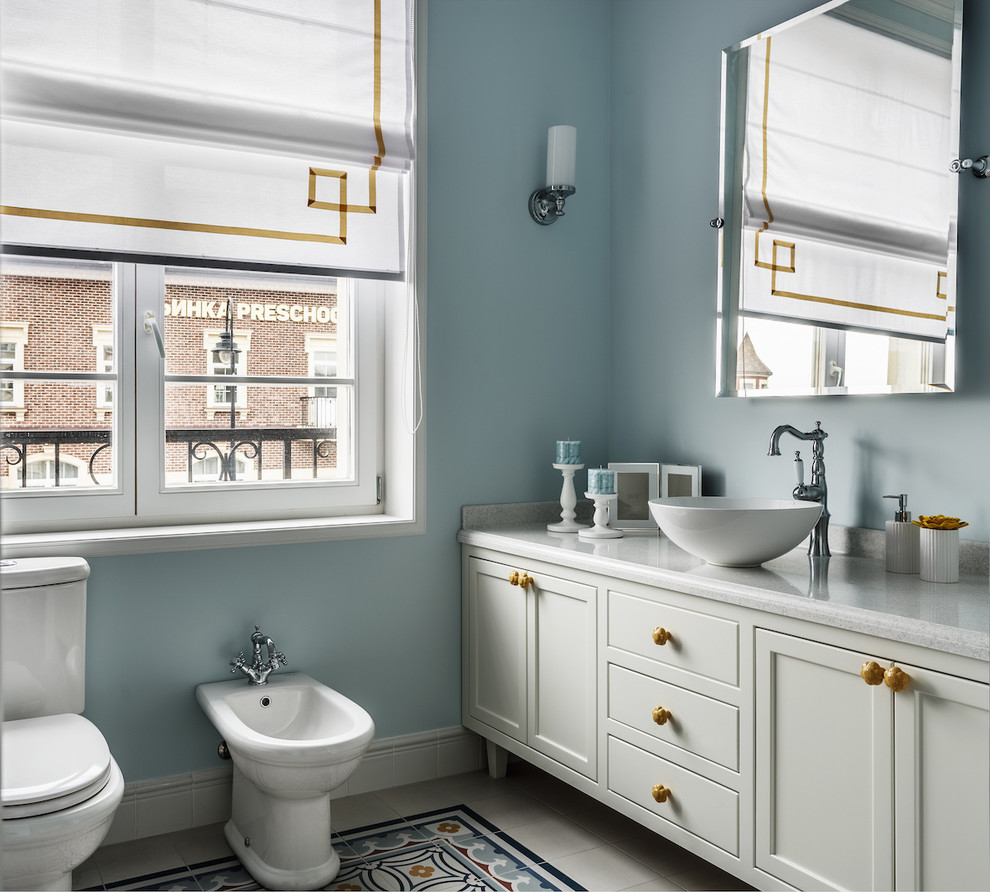 Foto på ett stort vintage en-suite badrum, med vita skåp, grå väggar, klinkergolv i keramik, bänkskiva i akrylsten, flerfärgat golv, luckor med infälld panel, en bidé och ett fristående handfat