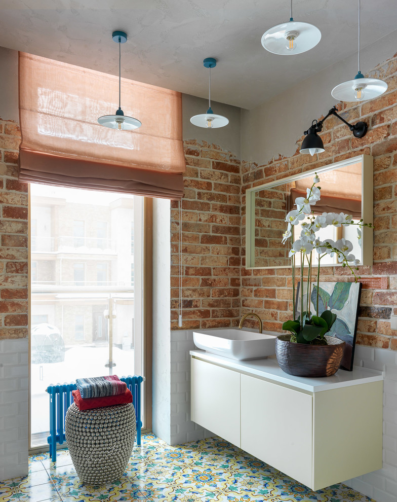 Стильный дизайн: ванная комната в стиле фьюжн с плоскими фасадами, белыми фасадами, коричневыми стенами, настольной раковиной, разноцветным полом и белой столешницей - последний тренд