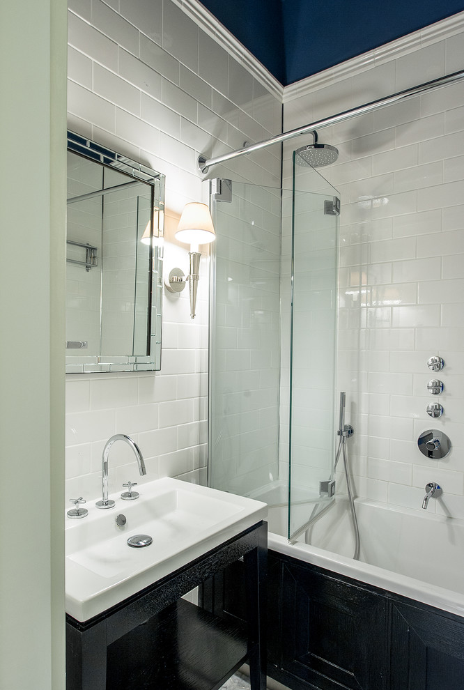 Идея дизайна: главная ванная комната в современном стиле с открытыми фасадами, ванной в нише, душем над ванной, белой плиткой, синими стенами и монолитной раковиной