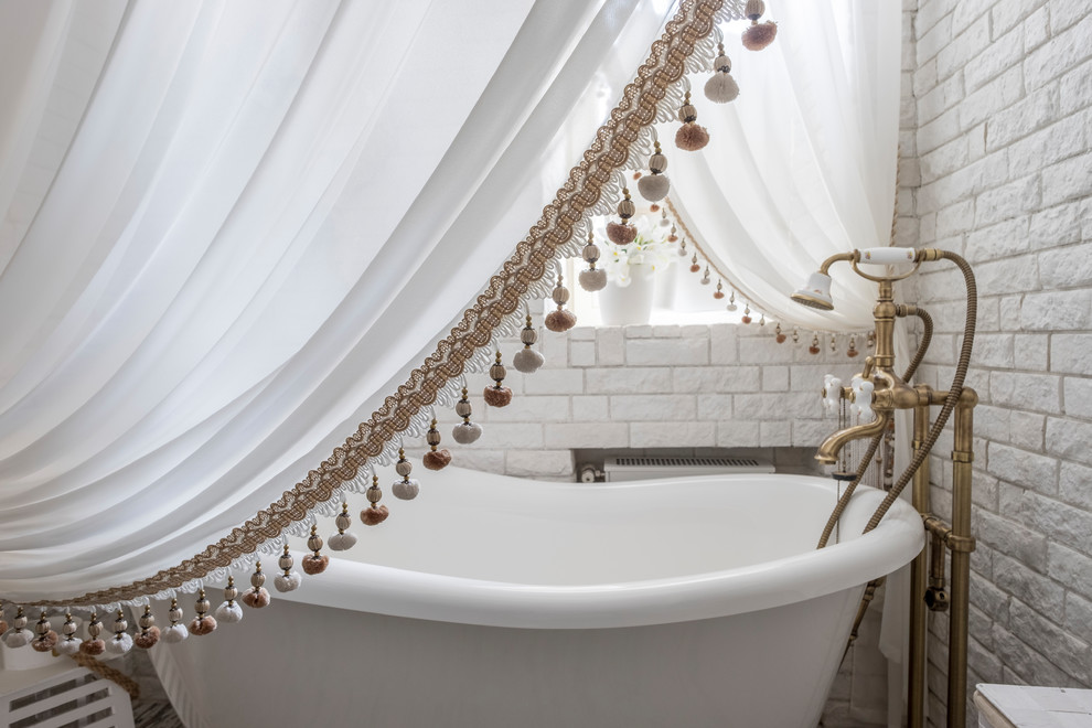 Idee per una stanza da bagno tradizionale con vasca con piedi a zampa di leone