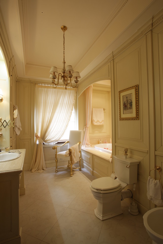 Idee per una stanza da bagno padronale classica di medie dimensioni con ante con bugna sagomata e ante beige