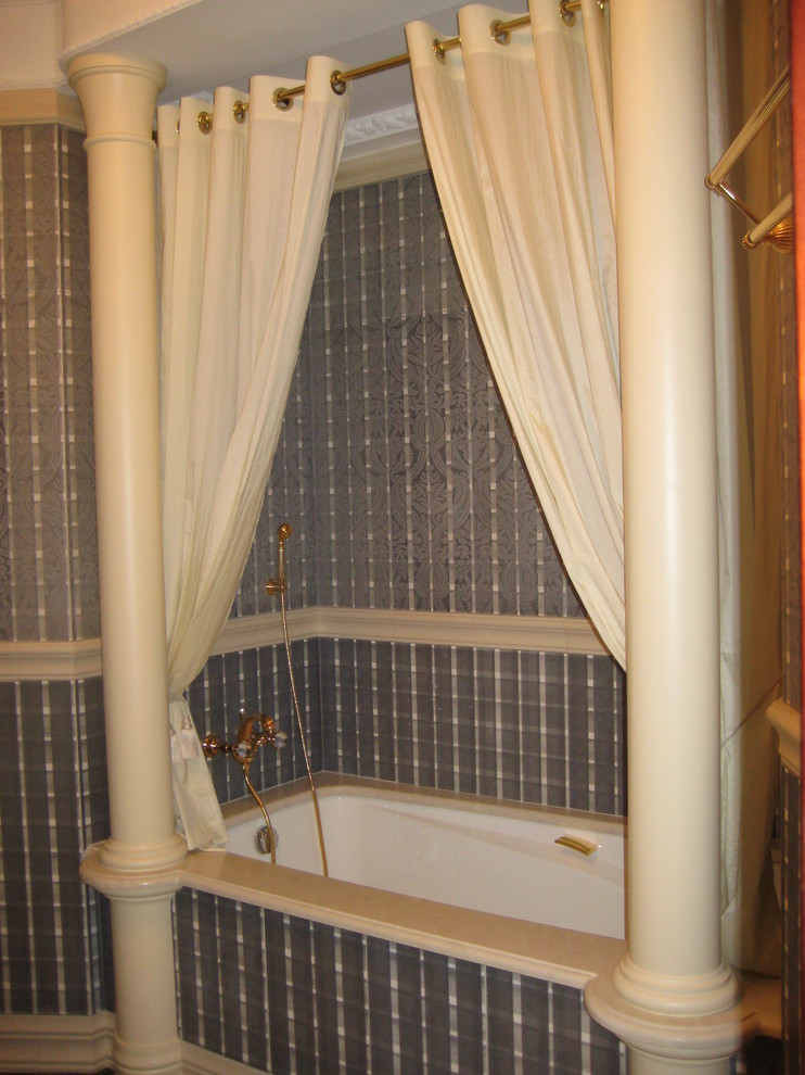 Идея дизайна: главная ванная комната среднего размера в классическом стиле с фасадами с выступающей филенкой, белыми фасадами, ванной в нише, серой плиткой, серыми стенами и полом из керамической плитки