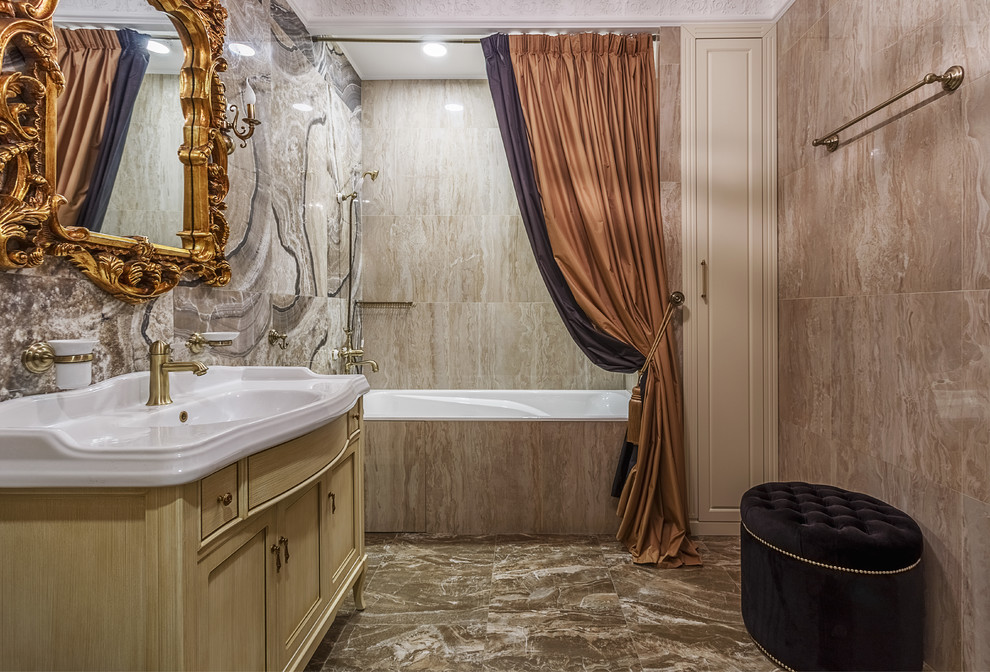 Idéer för att renovera ett vintage en-suite badrum, med skåp i ljust trä, ett badkar i en alkov, en dusch/badkar-kombination, beige kakel, brun kakel, ett integrerad handfat, brunt golv, dusch med duschdraperi och luckor med infälld panel