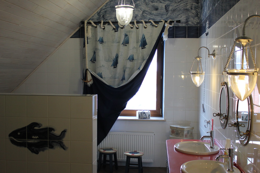 Ejemplo de cuarto de baño costero con paredes multicolor