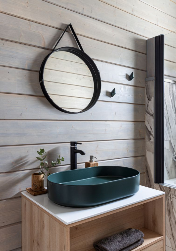 Foto di una stanza da bagno contemporanea di medie dimensioni con nessun'anta, ante beige, pareti beige, lavabo a bacinella, doccia aperta e top bianco