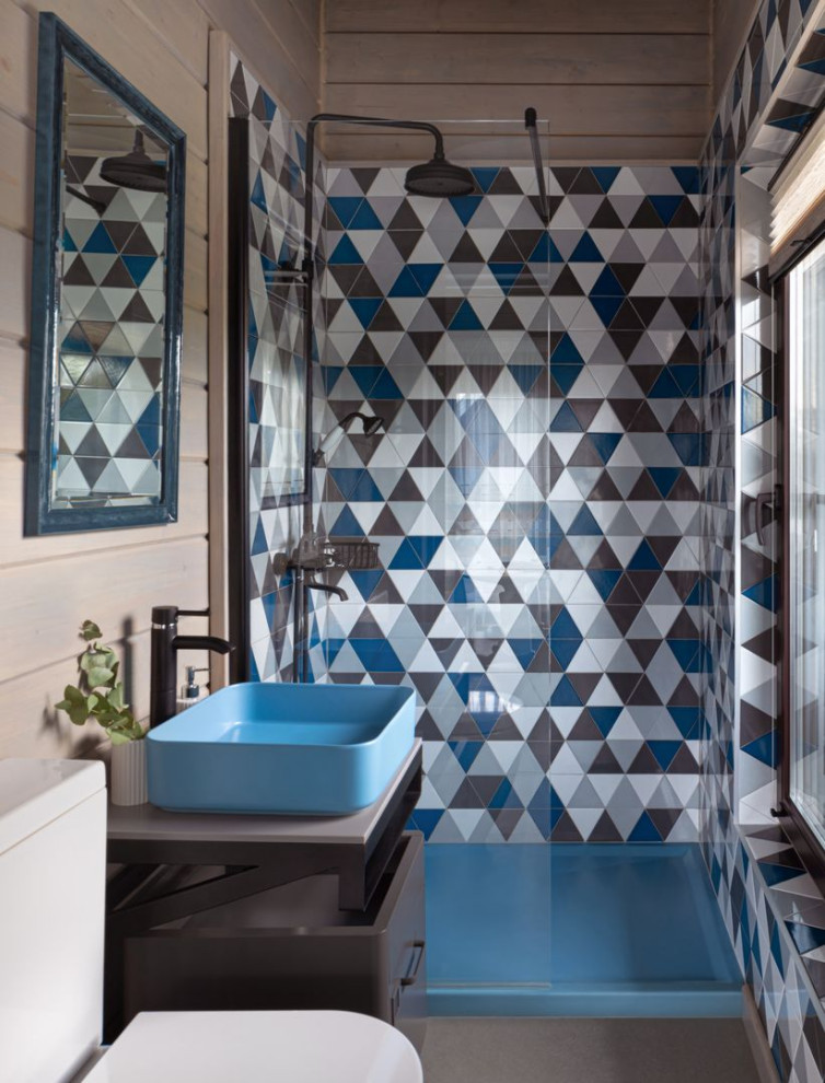 Пример оригинального дизайна: ванная комната среднего размера в современном стиле с плоскими фасадами, душем в нише, унитазом-моноблоком, черной плиткой, синей плиткой, серой плиткой, бежевыми стенами, душевой кабиной, настольной раковиной, серым полом, серой столешницей и коричневыми фасадами