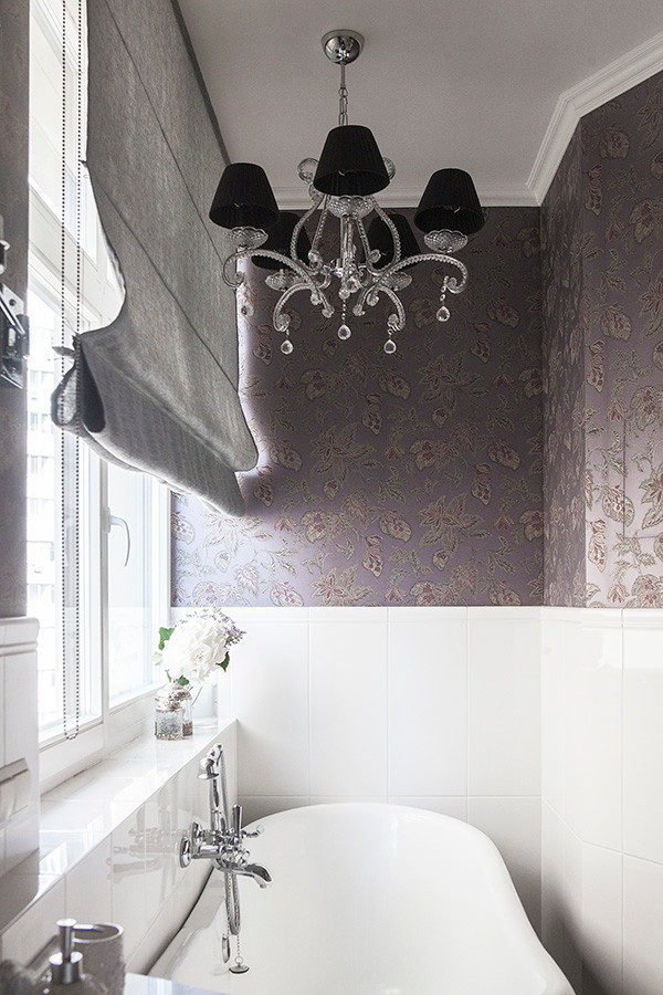 На фото: главная ванная комната в классическом стиле с черными фасадами, ванной на ножках, душем в нише, белой плиткой, врезной раковиной и мраморной столешницей с