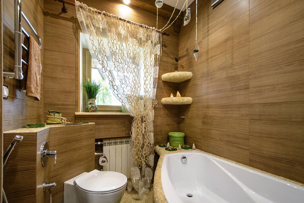 Esempio di una piccola stanza da bagno per bambini mediterranea con vasca sottopiano, WC sospeso, piastrelle marroni, piastrelle in ceramica, pareti marroni, pavimento con piastrelle a mosaico, lavabo da incasso, top piastrellato, pavimento beige e top beige