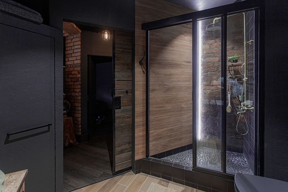 Стильный дизайн: ванная комната в стиле лофт с душем в нише, черной плиткой и душем с раздвижными дверями - последний тренд