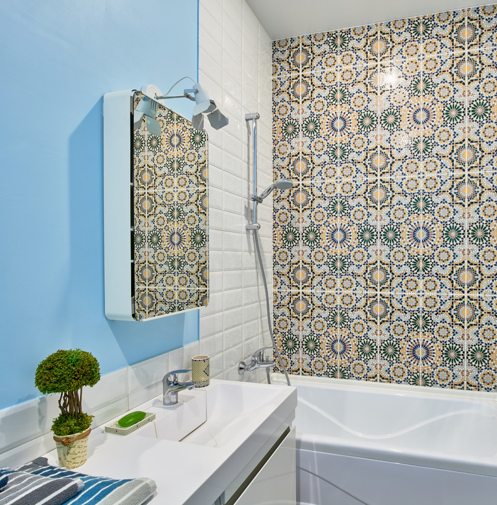 Ispirazione per una piccola stanza da bagno padronale scandinava con piastrelle multicolore, piastrelle in ceramica, pareti blu, pavimento in gres porcellanato e pavimento beige