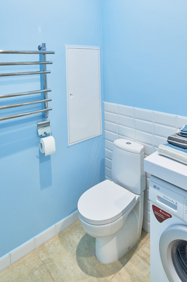 Kleines Nordisches Badezimmer En Suite mit weißen Fliesen, Keramikfliesen, blauer Wandfarbe, Porzellan-Bodenfliesen, beigem Boden und Toilette mit Aufsatzspülkasten in Sonstige