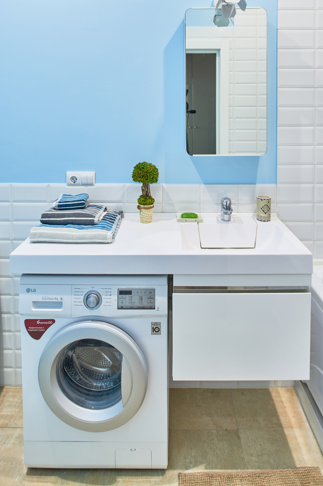 Foto di una piccola stanza da bagno padronale nordica con piastrelle multicolore, piastrelle in ceramica, pareti blu, pavimento in gres porcellanato e pavimento beige