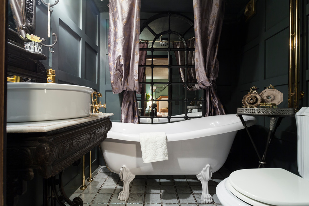 На фото: большая главная ванная комната в стиле фьюжн с ванной на ножках, серой плиткой, полом из керамической плитки, раздельным унитазом и настольной раковиной с