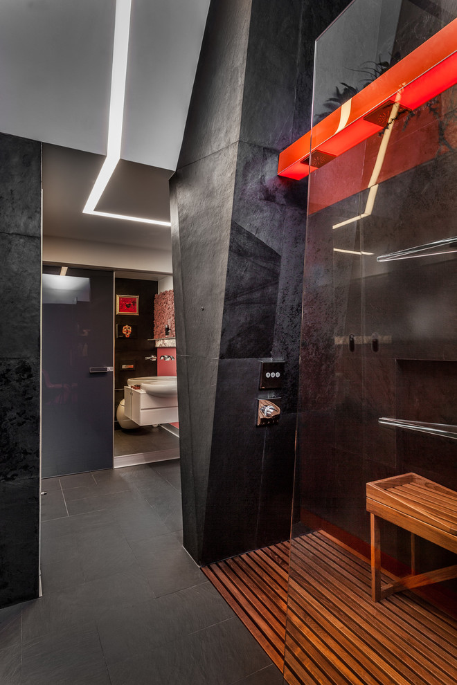 Diseño de cuarto de baño urbano de tamaño medio con suelo de baldosas de porcelana, aseo y ducha y suelo negro