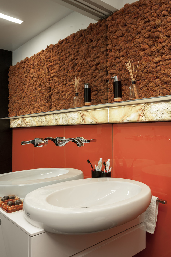 На фото: большая ванная комната в современном стиле с белыми фасадами, оранжевой плиткой, стеклянной плиткой, настольной раковиной, плоскими фасадами, душевой комнатой, инсталляцией, оранжевыми стенами, полом из керамогранита, душевой кабиной, черным полом и открытым душем
