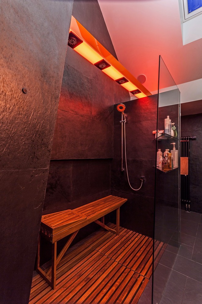 Idéer för att renovera ett stort funkis badrum med dusch, med en dubbeldusch, klinkergolv i porslin, svart golv, med dusch som är öppen, svart kakel, en vägghängd toalettstol, skifferkakel och ett fristående handfat