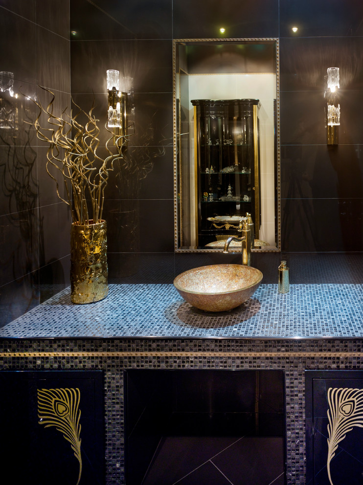 Cette image montre une grande salle de bain design avec un mur noir, une vasque, un plan de toilette en carrelage et un carrelage noir.