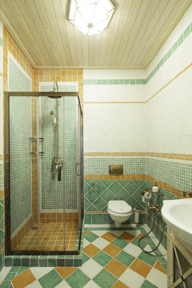 Esempio di una stanza da bagno con doccia mediterranea di medie dimensioni con doccia ad angolo, WC sospeso, piastrelle verdi, pavimento multicolore e porta doccia scorrevole