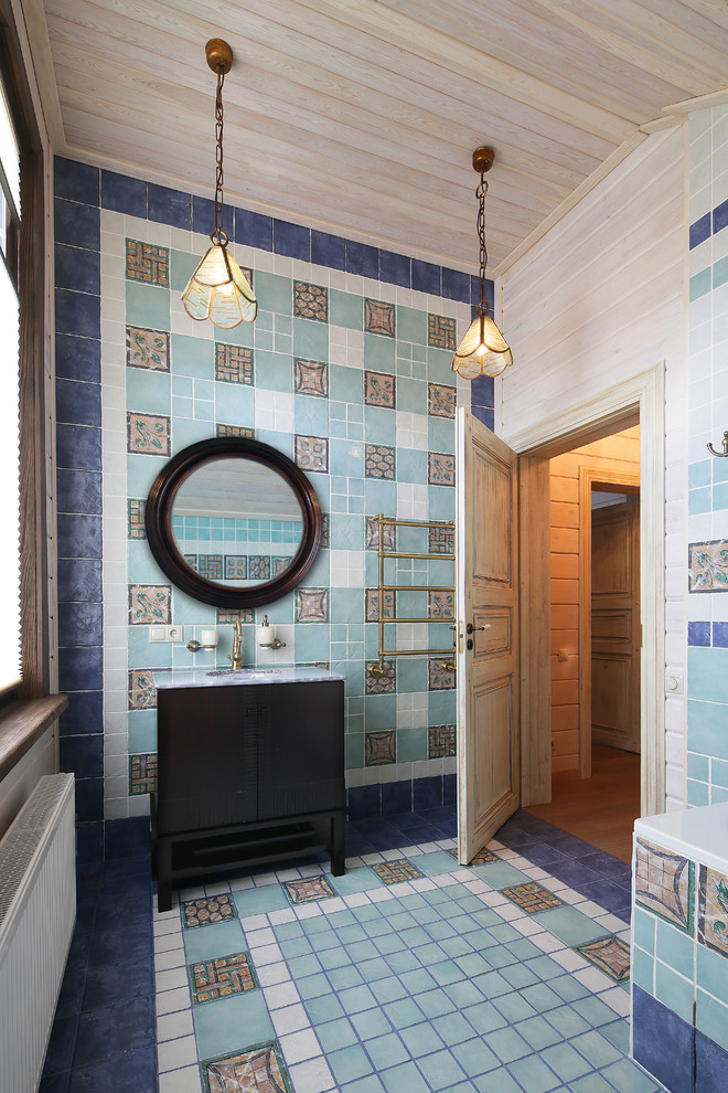 Пример оригинального дизайна: главная ванная комната среднего размера в стиле шебби-шик с бежевыми стенами и разноцветным полом
