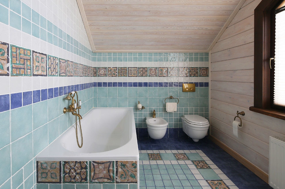 Inredning av ett medelhavsstil mellanstort en-suite badrum, med blå kakel, flerfärgad kakel, beige väggar, flerfärgat golv, ett hörnbadkar och en bidé