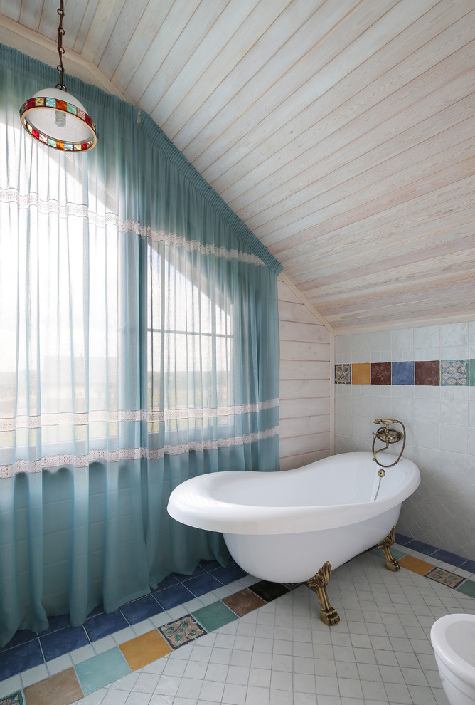 Идея дизайна: главная ванная комната среднего размера в стиле шебби-шик с отдельно стоящей ванной