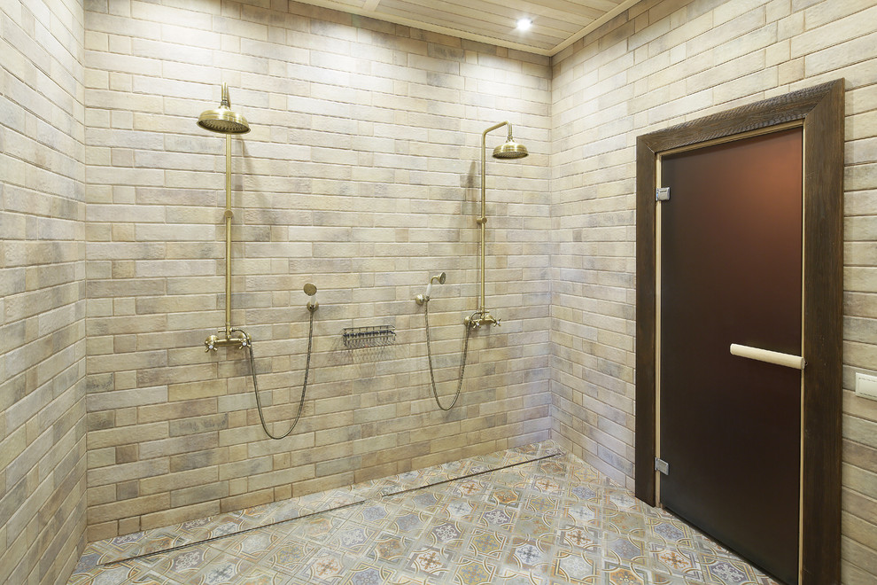 Foto de cuarto de baño actual de tamaño medio con aseo y ducha, ducha doble y suelo beige