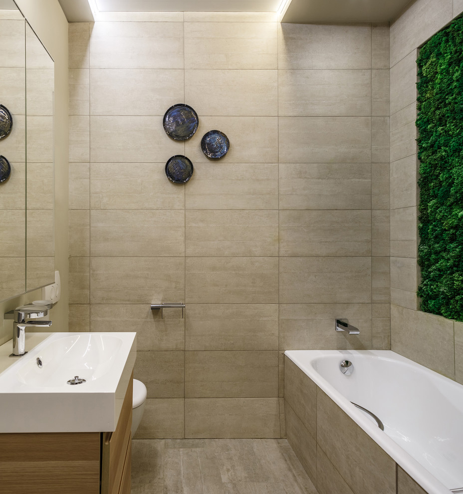 Idées déco pour une salle de bain principale contemporaine en bois brun avec un placard à porte plane, un carrelage beige, un sol beige, une baignoire d'angle et un plan vasque.