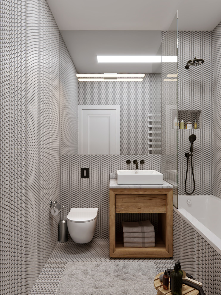 Idéer för mellanstora lantliga vitt badrum för barn, med släta luckor, skåp i ljust trä, ett undermonterat badkar, en dusch/badkar-kombination, en vägghängd toalettstol, vit kakel, mosaik, vita väggar, mosaikgolv, ett väggmonterat handfat, vitt golv och dusch med duschdraperi