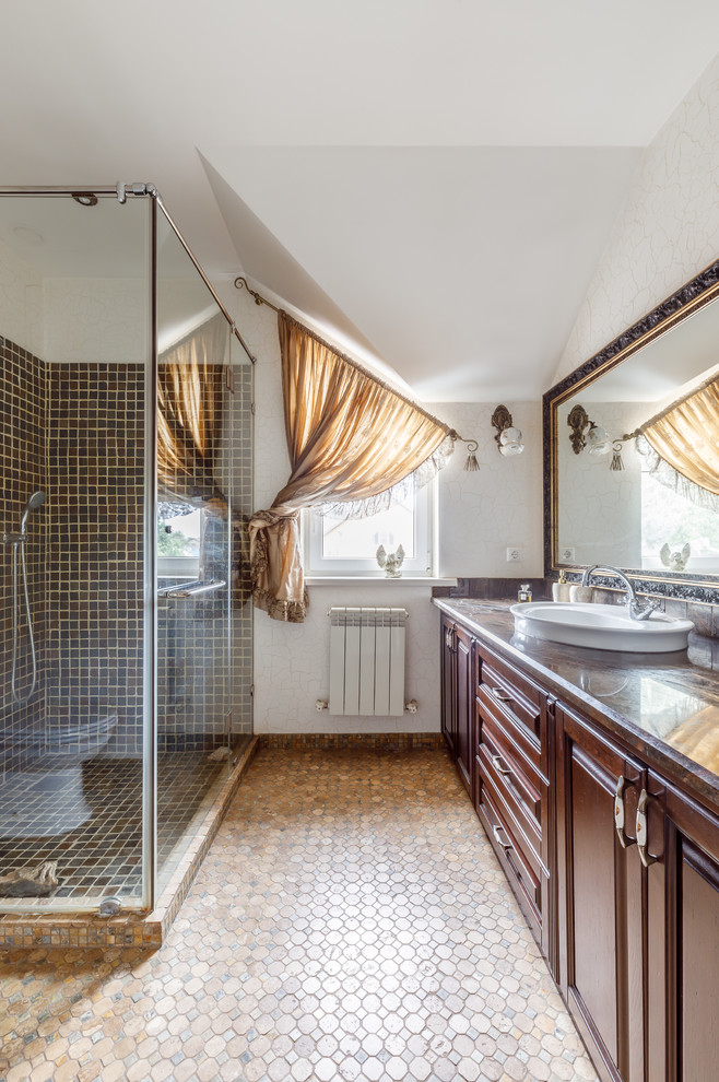 На фото: ванная комната в классическом стиле с фасадами с выступающей филенкой, фасадами цвета дерева среднего тона, белыми стенами, душевой кабиной, настольной раковиной, душем с распашными дверями и коричневой столешницей