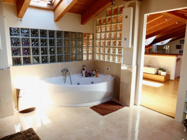 Inspiration för stora klassiska en-suite badrum, med en jacuzzi, beige kakel, keramikplattor, beige väggar, klinkergolv i keramik och beiget golv