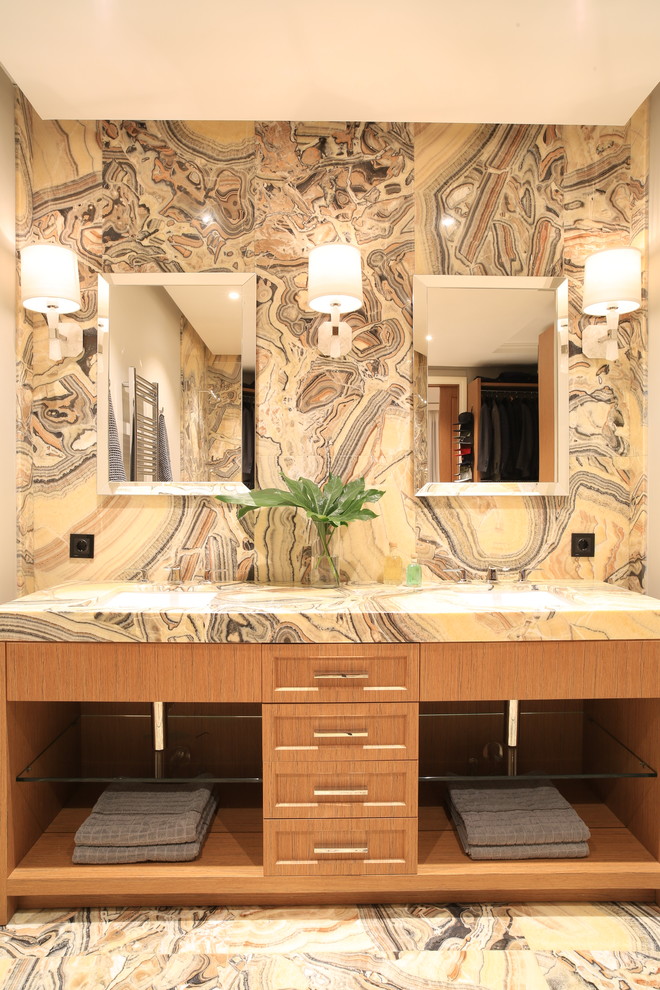 Imagen de cuarto de baño contemporáneo con lavabo bajoencimera