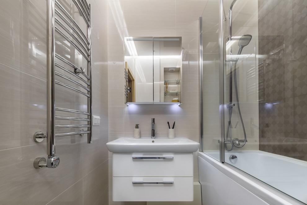 Ejemplo de cuarto de baño principal contemporáneo con armarios con paneles lisos, puertas de armario blancas, bañera empotrada, combinación de ducha y bañera, baldosas y/o azulejos marrones y lavabo integrado