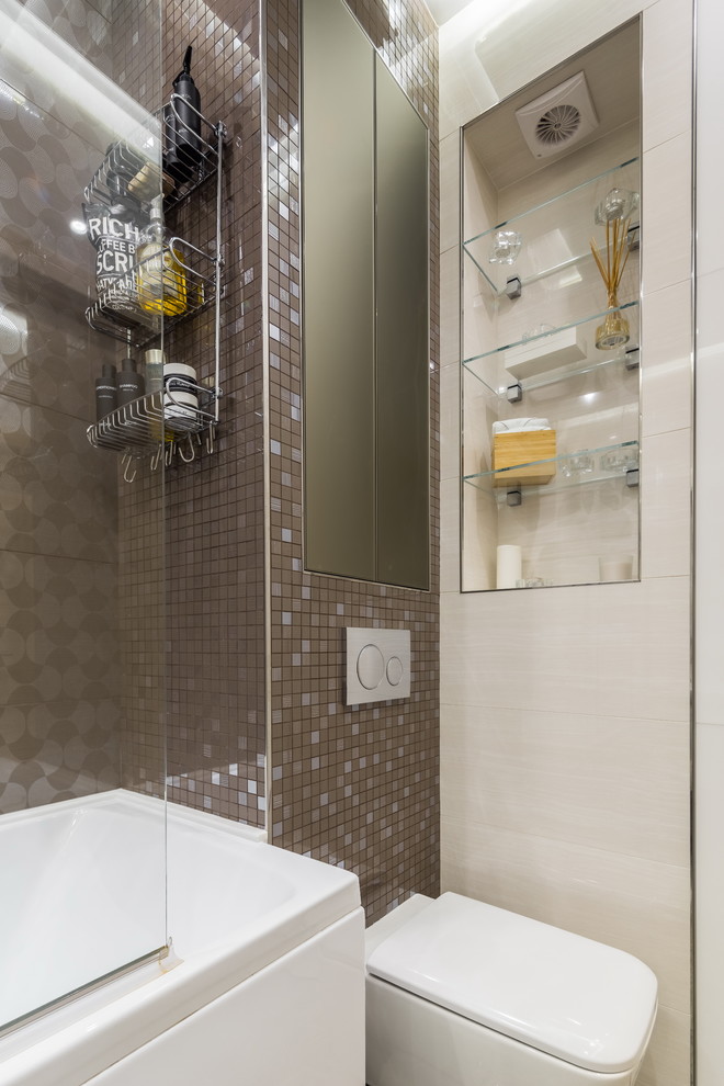 Esempio di una stanza da bagno padronale contemporanea con WC sospeso, piastrelle marroni e piastrelle a mosaico
