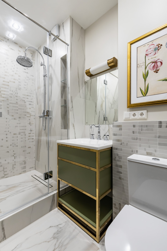 На фото: маленькая ванная комната в стиле неоклассика (современная классика) с плоскими фасадами, зелеными фасадами, душем в нише, унитазом-моноблоком, разноцветной плиткой, плиткой мозаикой, разноцветными стенами, полом из керамической плитки, душевой кабиной, монолитной раковиной, столешницей из искусственного камня, разноцветным полом, душем с распашными дверями и белой столешницей для на участке и в саду