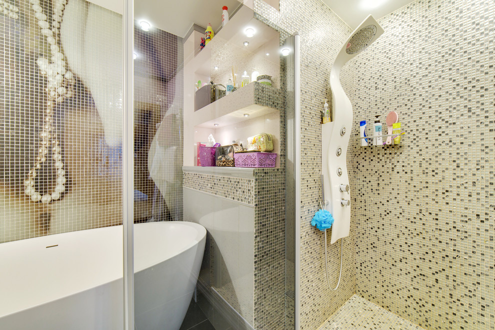 Идея дизайна: главная ванная комната среднего размера с отдельно стоящей ванной, душем в нише, душем с распашными дверями и акцентной стеной