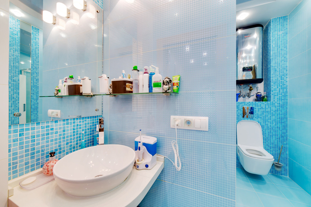 Ejemplo de cuarto de baño infantil de tamaño medio con encimeras beige, sanitario de pared y paredes azules