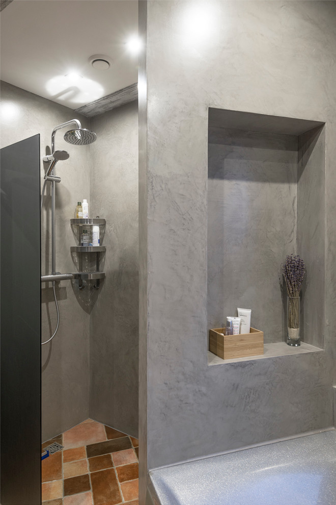 На фото: ванная комната в современном стиле с ванной в нише, душем без бортиков и серыми стенами