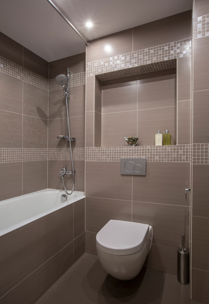 Idée de décoration pour une salle de bain principale design avec une baignoire en alcôve, un combiné douche/baignoire, WC suspendus et un carrelage marron.