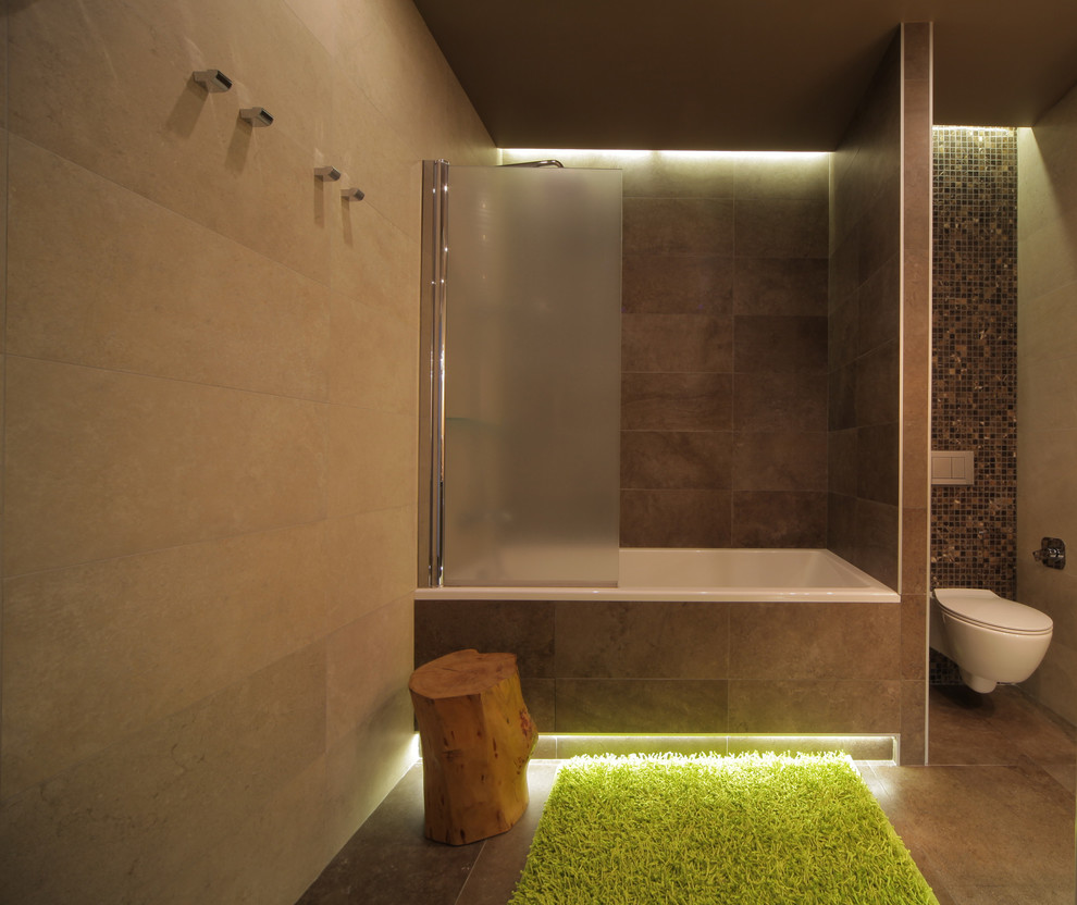 Esempio di una stanza da bagno padronale design di medie dimensioni con vasca ad alcova, WC sospeso, piastrelle marroni, pareti marroni, pavimento in gres porcellanato e pavimento marrone