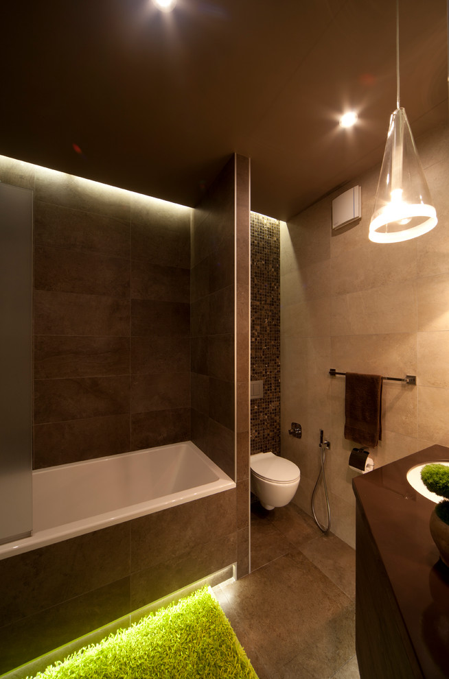 Источник вдохновения для домашнего уюта: главная ванная комната среднего размера в современном стиле с ванной в нише, инсталляцией, коричневой плиткой, врезной раковиной, коричневыми стенами и коричневым полом