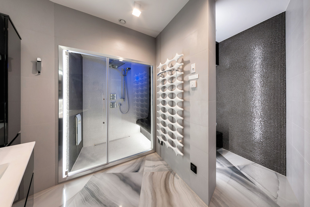 На фото: ванная комната среднего размера в современном стиле с душем с раздвижными дверями и душем в нише с