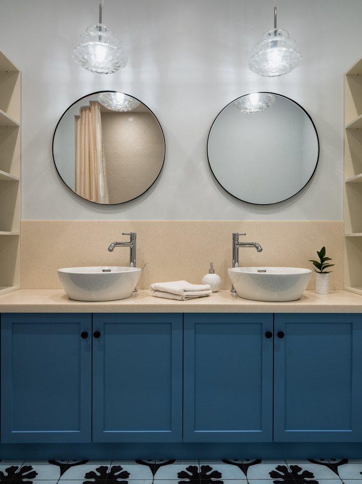 Idéer för att renovera ett litet vintage beige beige en-suite badrum, med luckor med infälld panel, blå skåp, beige kakel, keramikplattor, blå väggar, cementgolv, bänkskiva i akrylsten och ett fristående handfat