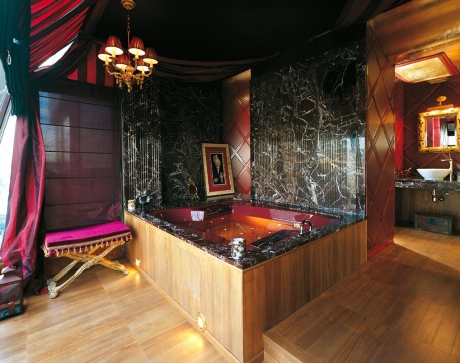 Exemple d'une salle de bain principale victorienne en bois brun de taille moyenne avec un placard à porte affleurante, un bain bouillonnant, un mur multicolore, un sol en bois brun, une vasque et un plan de toilette en marbre.