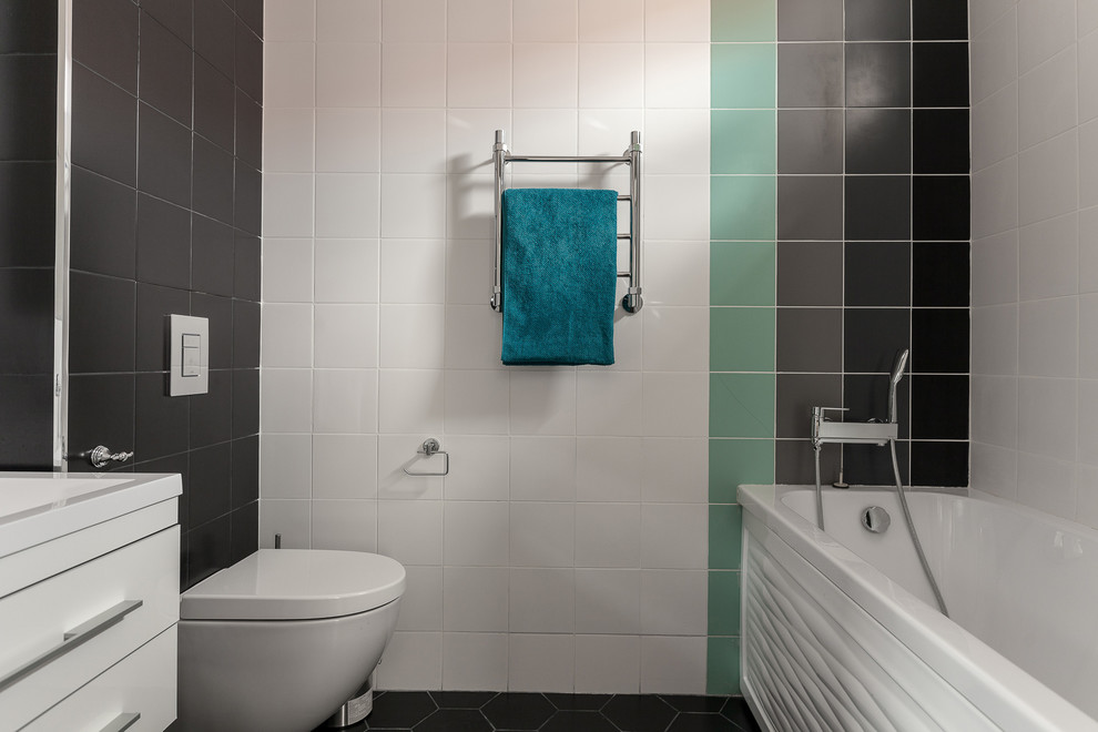 Ispirazione per una stanza da bagno padronale design di medie dimensioni con ante lisce, ante bianche, WC sospeso, pareti multicolore, pavimento con piastrelle in ceramica e pavimento nero