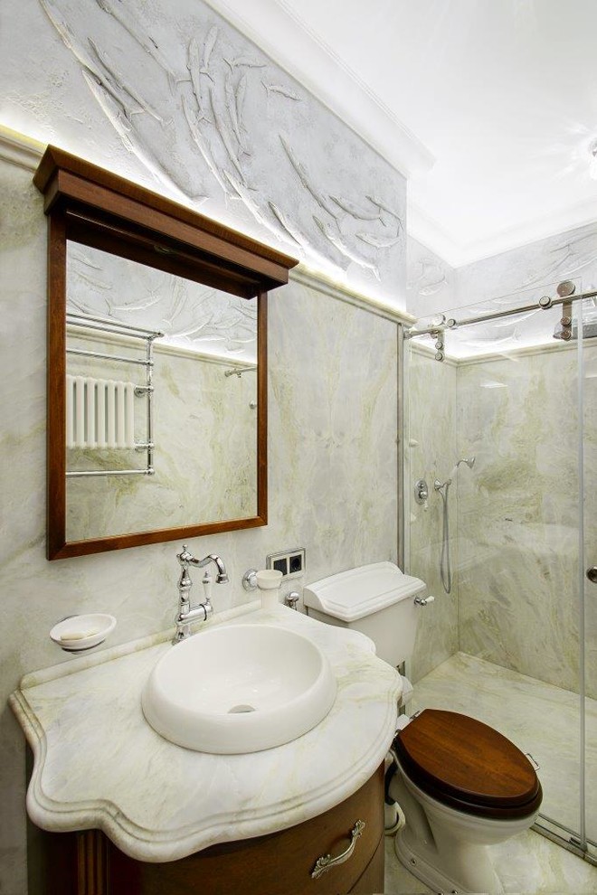 Пример оригинального дизайна: ванная комната в классическом стиле с фасадами цвета дерева среднего тона, душем в нише, раздельным унитазом, душевой кабиной, настольной раковиной и душем с раздвижными дверями